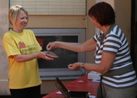 Martine und Uda beim Getrnkestand